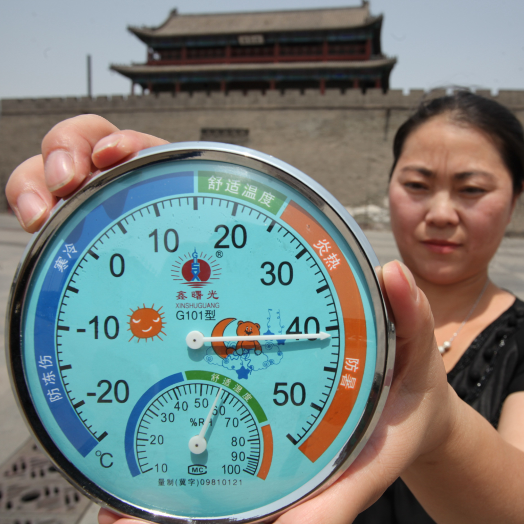 A Chinese woman shows a thermometer, the reading of which exceeds 40 degrees Celsius on Gongjilou Square in Zhangjiakou city, north China's Hebei province, 13 July 2015.

A heat wave pushed temperatures to above 40 degrees Celsius in some northern and central parts of China on Monday (13 July 2015). The China Meteorological Administration said temperatures hit 35 degrees Celsius in 14 provinces and municipalities, while parts of North China recorded temperatures of 41 degrees Celsius. The hot weather will continue until Wednesday.
