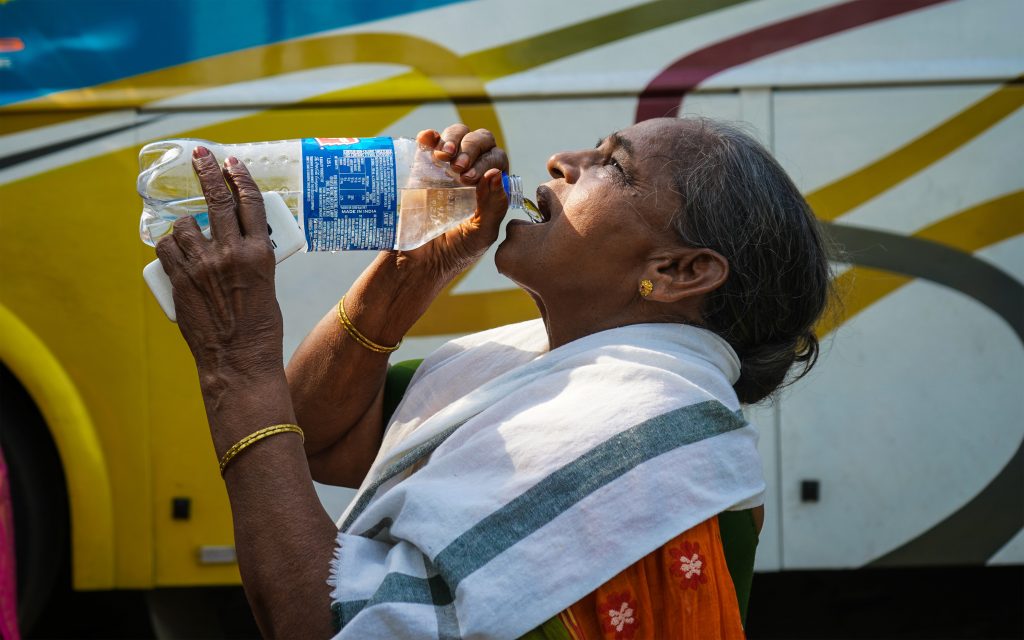 A woman is drinking water from water bottles on a hot summer day in Kolkata, India on 13 April 2023. Met Office predicts heatwave in Kolkata and several West Bengal districts. According to the IMD special bulletin, an orange alert has been announced for the districts of South Bengal during April 12-16. (Photo by Sudipta Das/NurPhoto)NO USE FRANCE