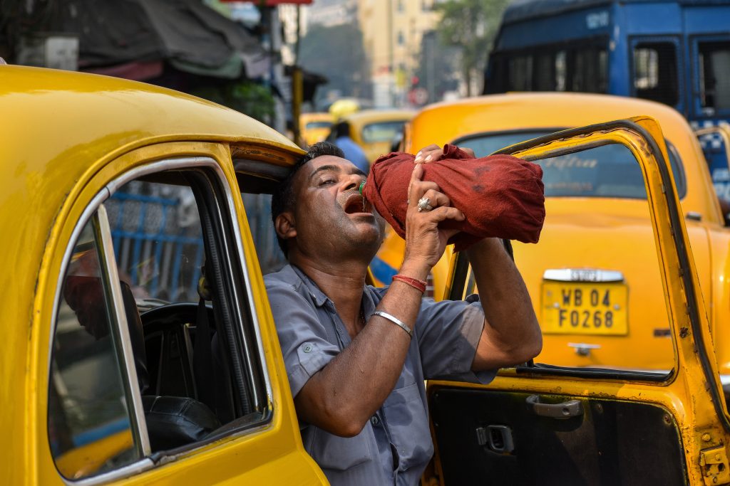 A taxi driver is seen drinking water from a bottle during afternoon heat in Kolkata , India , on 18 April 2023 . Temperature sore well above 40 Celsius as IMD has announces that heat wave will continue till the end of late on the second week of April as India experiences its highest temperature of April in nearly a decade according to report. (Photo by Debarchan Chatterjee/NurPhoto)NO USE FRANCE