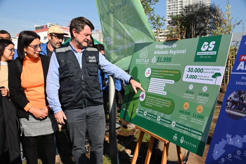 Governor Orrego explains the details of Brotar, an urban greening initiative in Santiago, Chile.