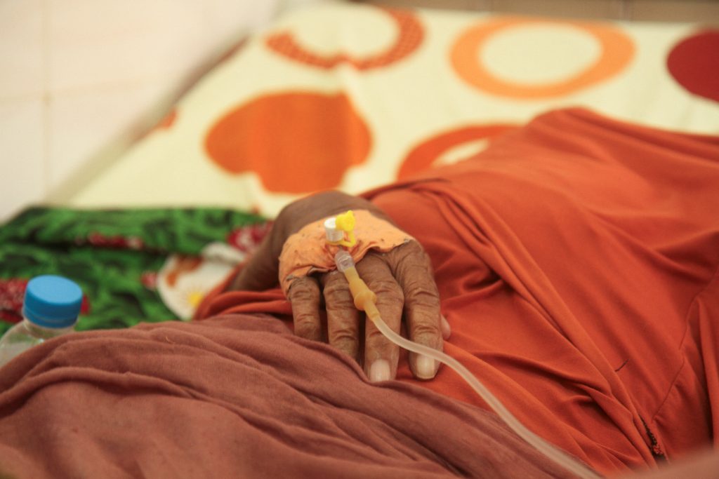 An old woman, hospitalized for dehydration during the recent record heat wave, receives IV drip while she is being consulted at an hospital in Niamey, Niger April 13 , 2024. REUTERS/ Mahamadou Hamidou