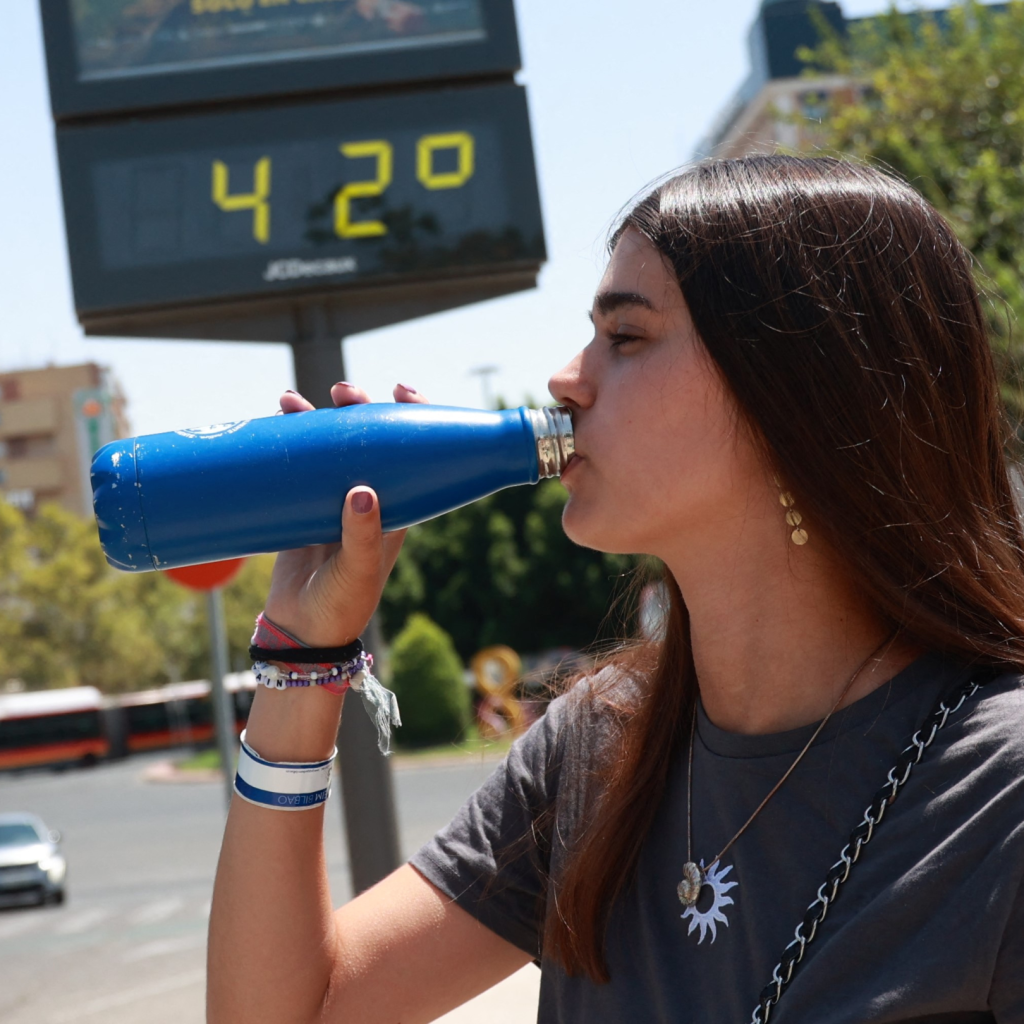 A young woman drinks water to withstand the high temperatures. On August 10, 2024, in Seville (Andalusia, Spain). A fourth heat wave is affecting the whole country from Friday until Sunday, with temperatures above 40ºC. Photo by Rocío Ruz / Europa Press